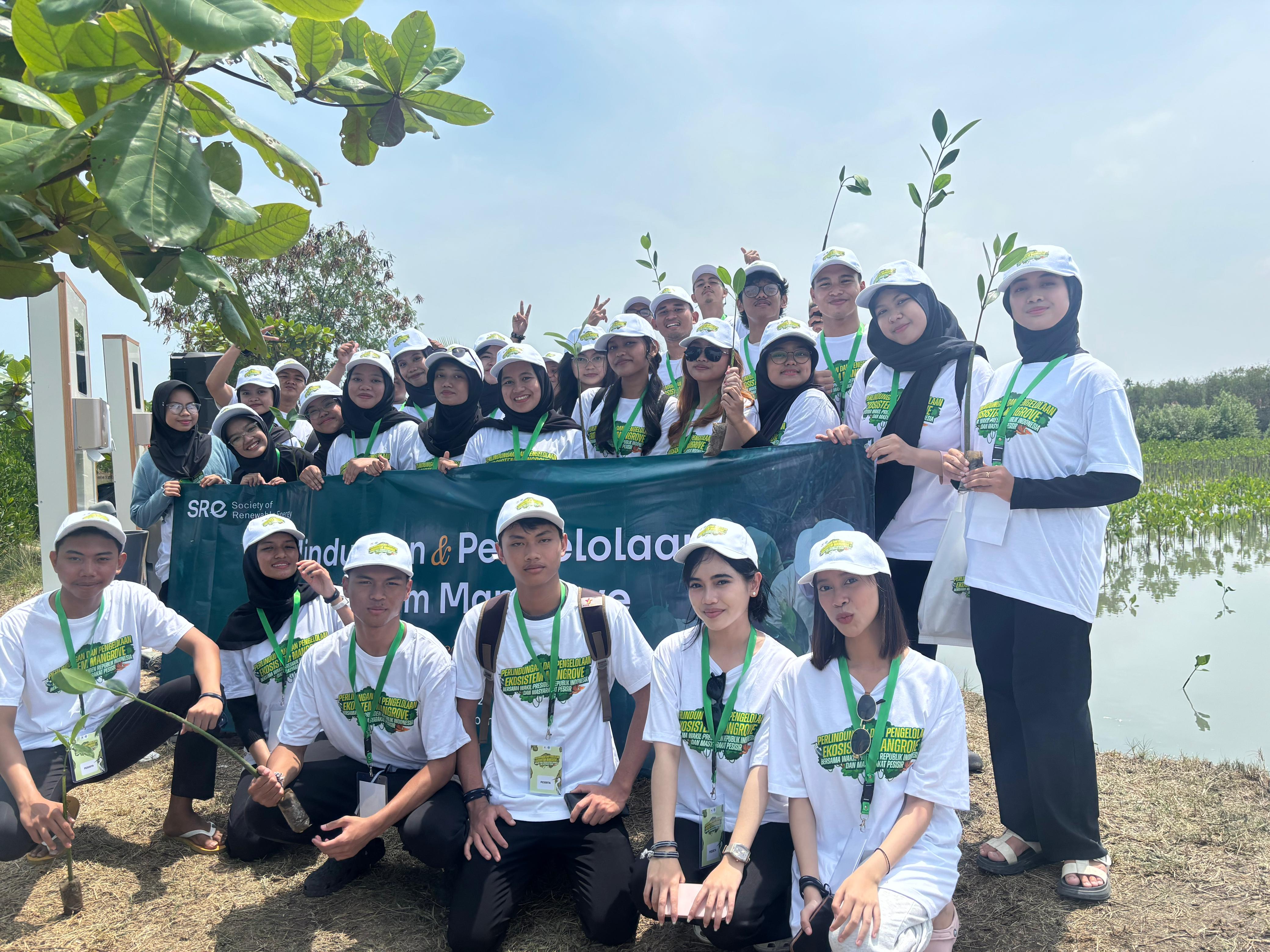 Anak muda menanam bibit mangrove