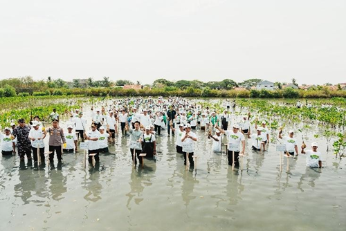 Foto bersama pejabat, panitia, dan peserta penanaman mangrove