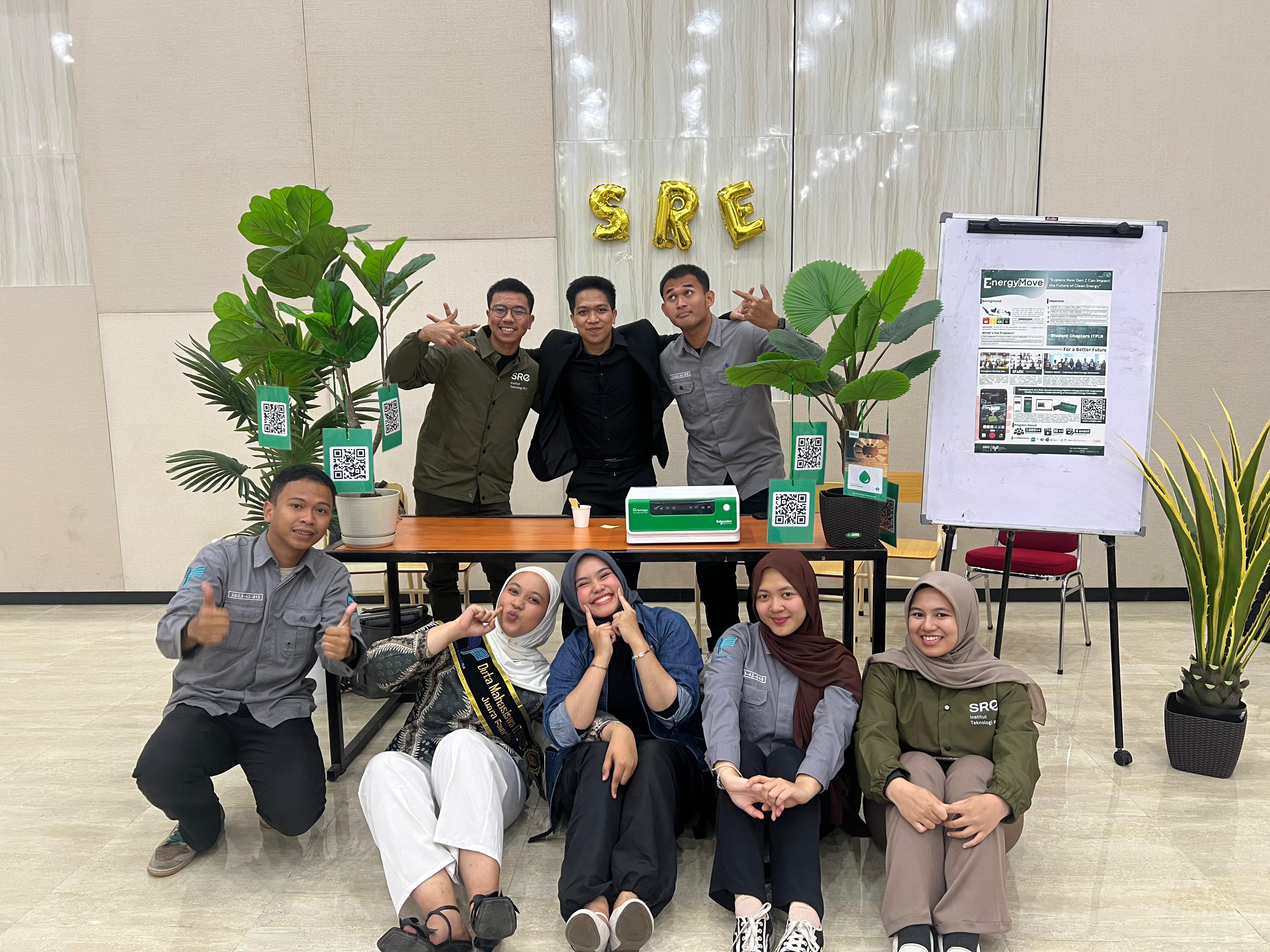 Penyerahan penghargaan kepada pemenang NCC